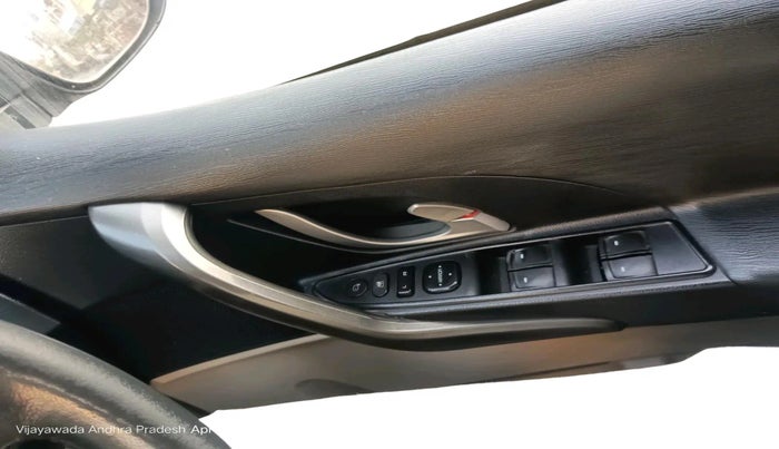 2017 Mahindra XUV500 W10 AT, Diesel, Automatic, 1,34,663 km, interior