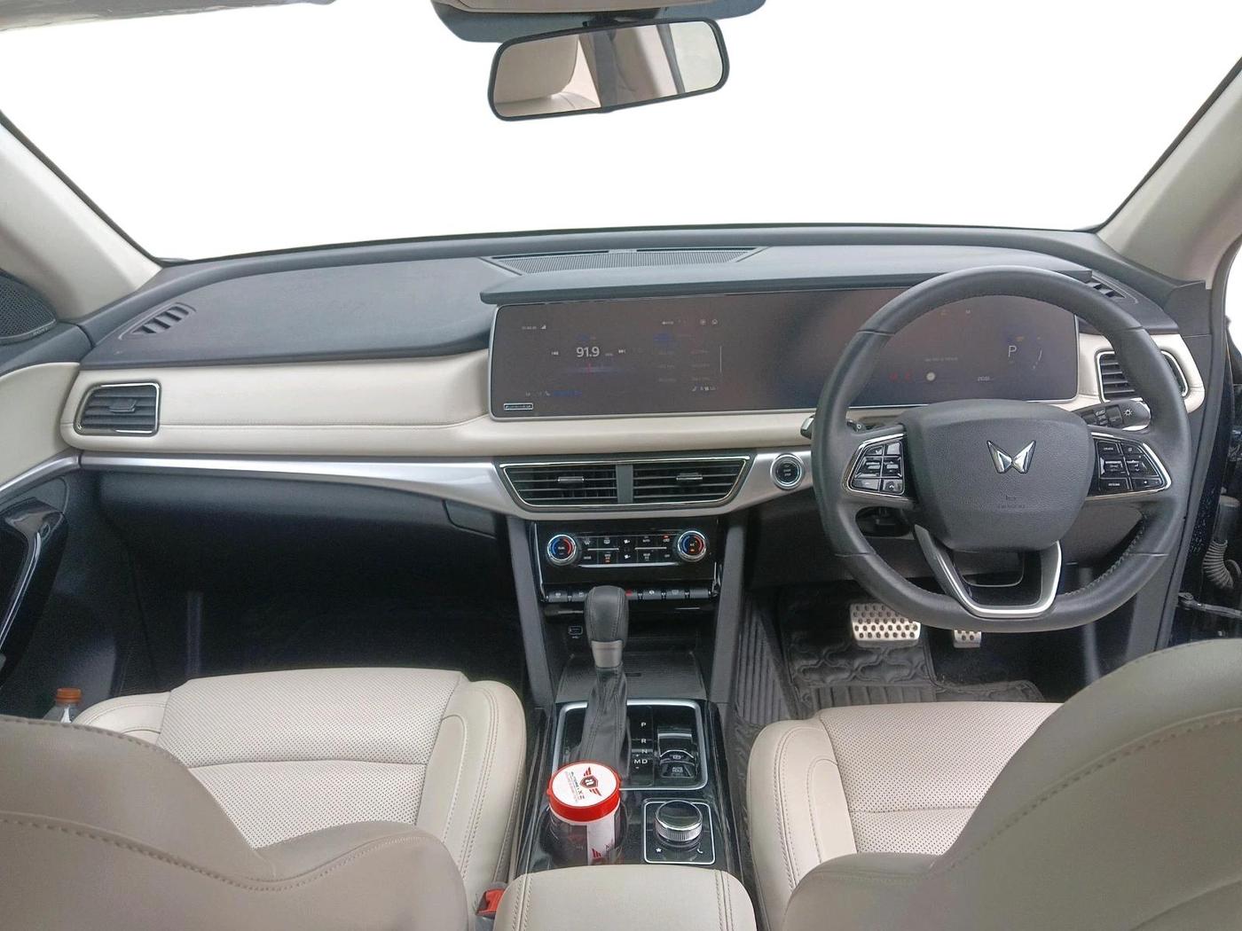 2024 Mahindra XUV700 AX 7 LUXURY P AT 7 STR, Petrol, Automatic, 21,035 km, interior