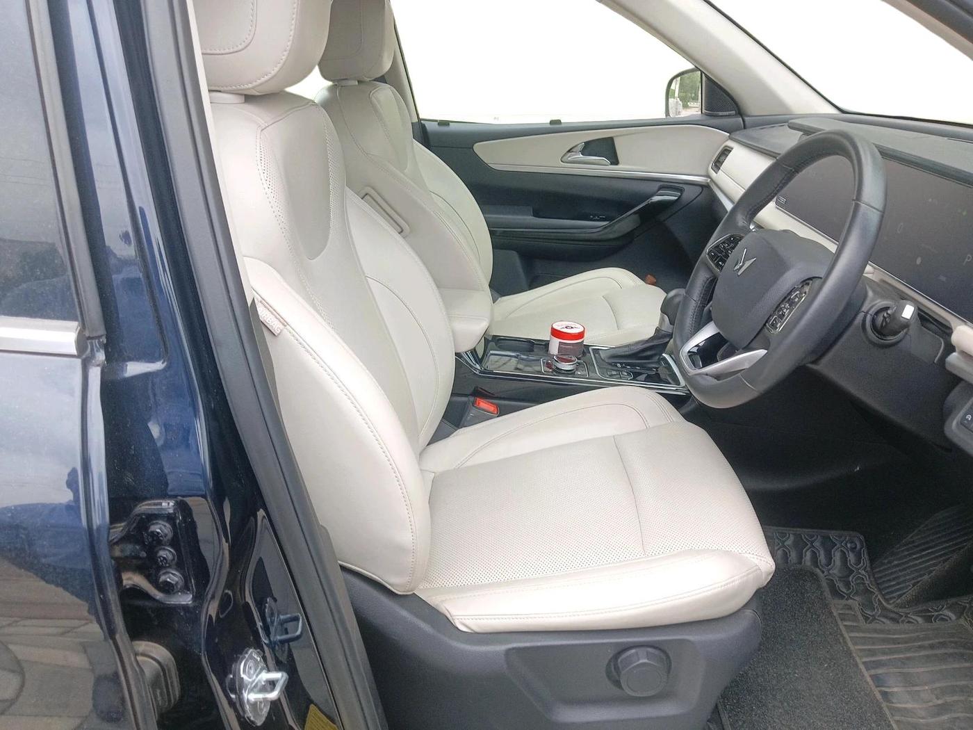 2024 Mahindra XUV700 AX 7 LUXURY P AT 7 STR, Petrol, Automatic, 21,035 km, interior