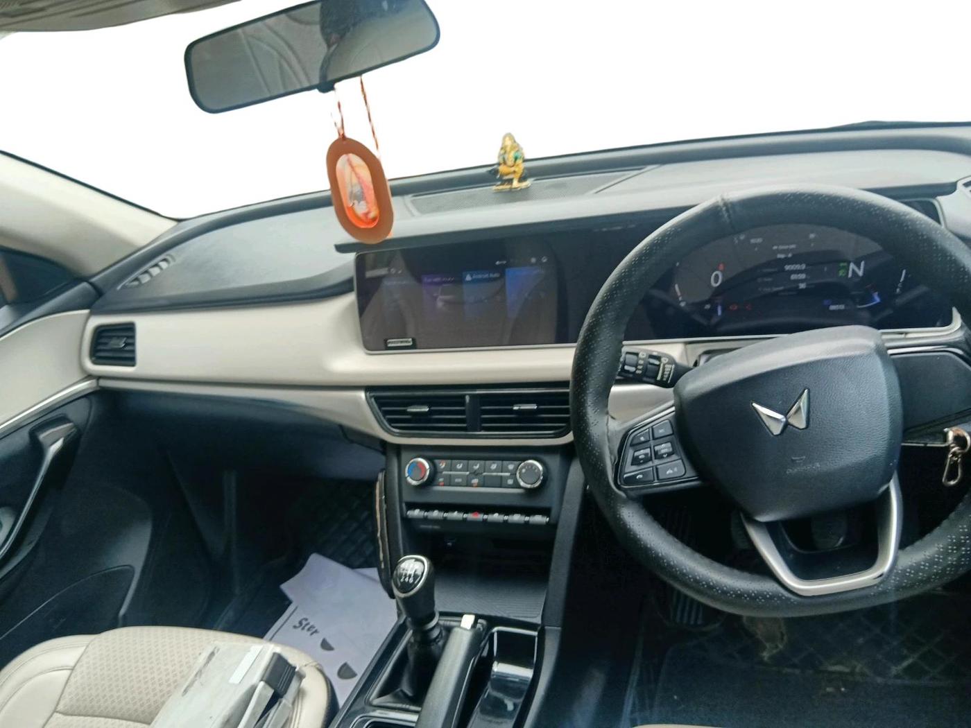 2022 Mahindra XUV700 AX 5 D MT 5 STR, Diesel, Manual, 88,513 km, interior