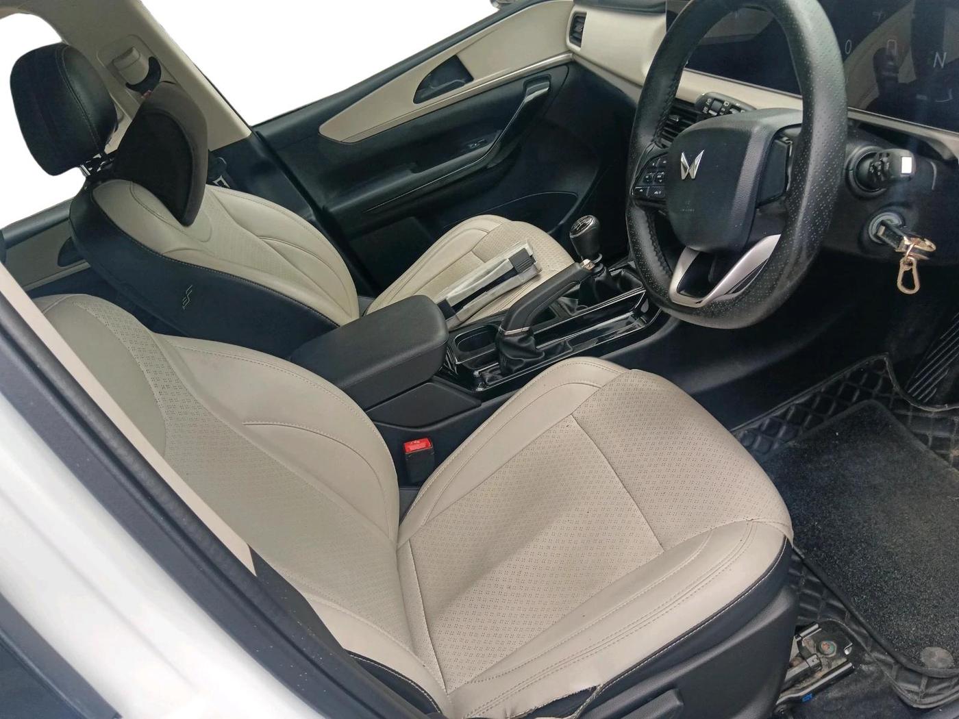 2022 Mahindra XUV700 AX 5 D MT 5 STR, Diesel, Manual, 88,513 km, interior