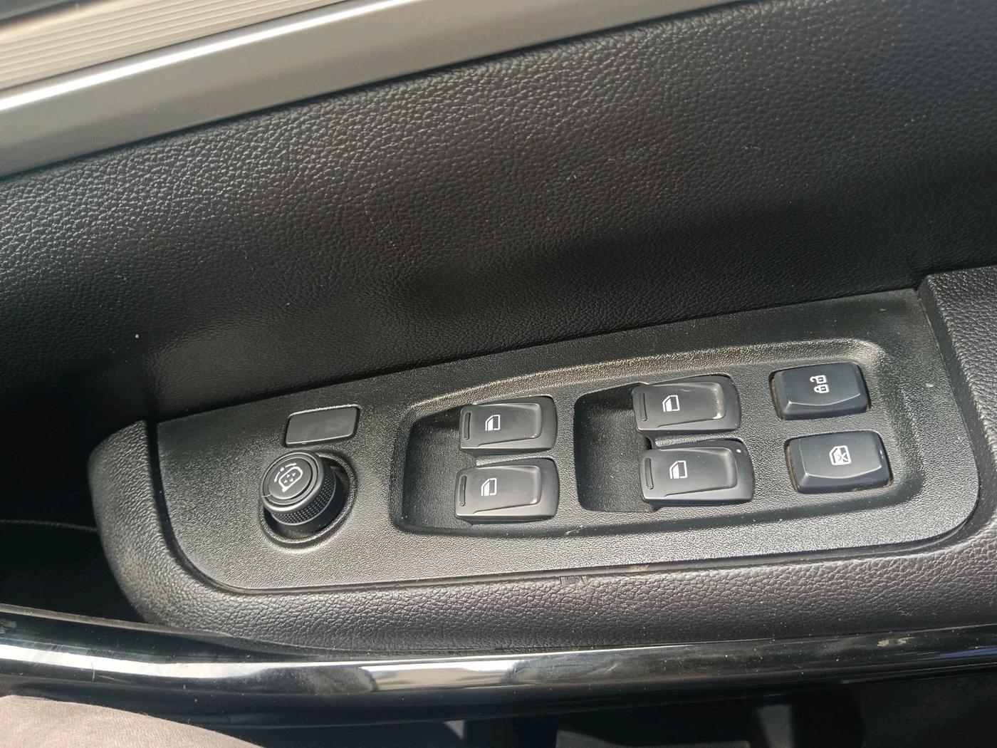 2022 Mahindra XUV700 AX 5 D MT 5 STR, Diesel, Manual, 88,513 km, interior