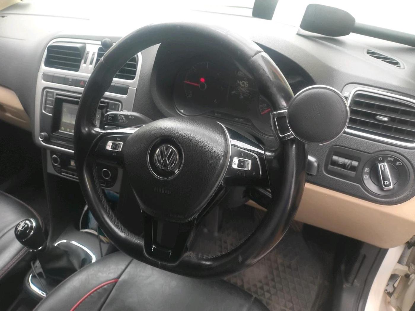 2016 Volkswagen Polo HIGHLINE1.5L, Diesel, Manual, 1,12,465 km, interior