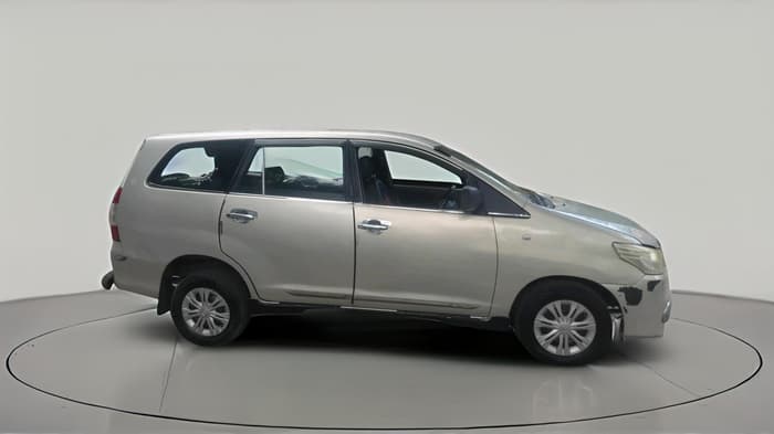 2015 Toyota Innova 2.5 GX 7 STR, Diesel, Manual, 1,39,216 km, exterior