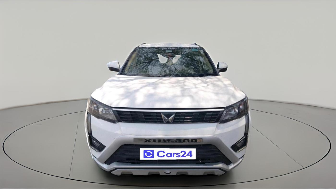 2024 Mahindra XUV300 W4 1.2 PETROL, Petrol, Manual, 14,800 km, exterior