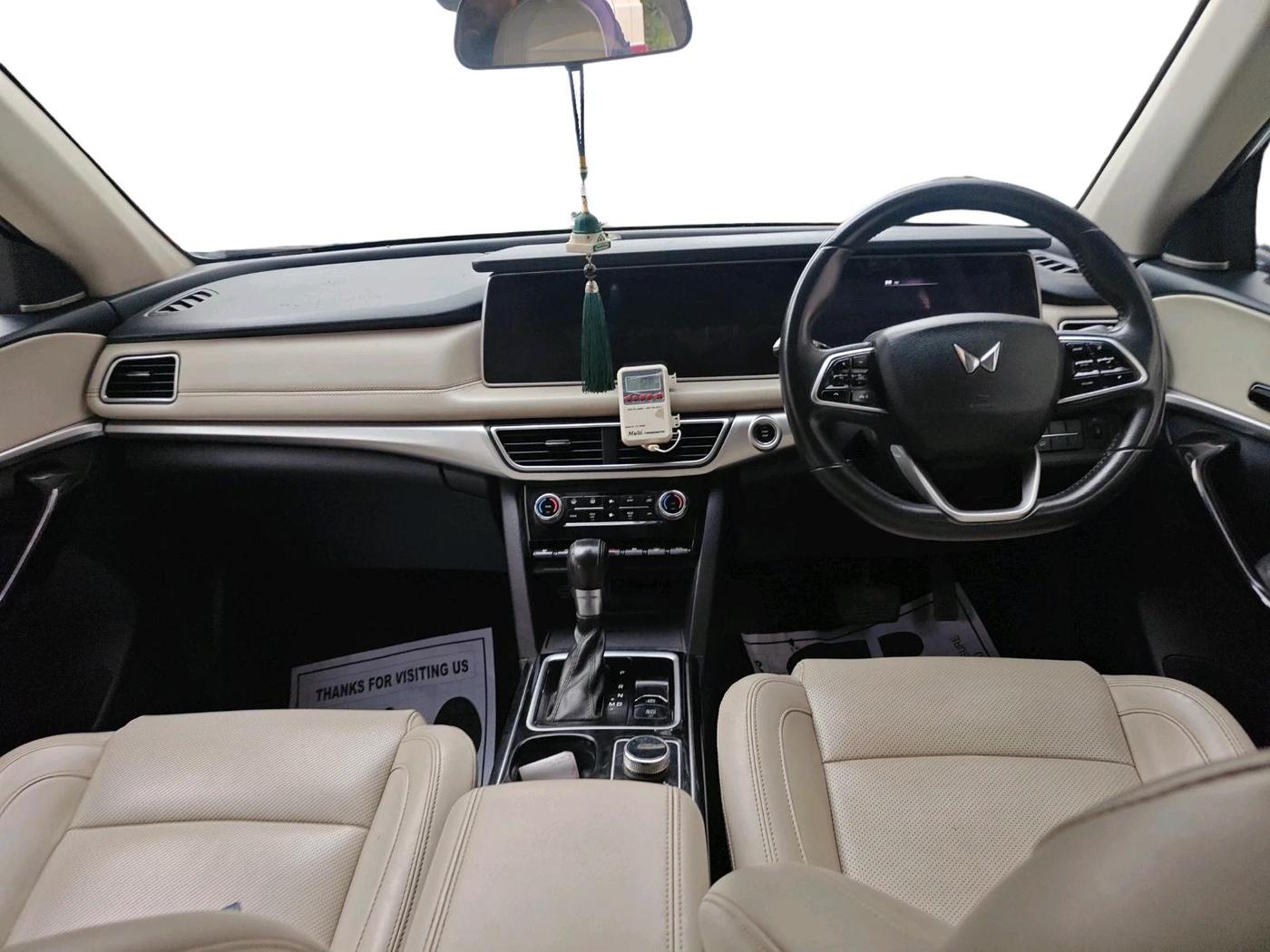 2022 Mahindra XUV700 AX 7 D AT 7 STR, Diesel, Automatic, 81,817 km, interior