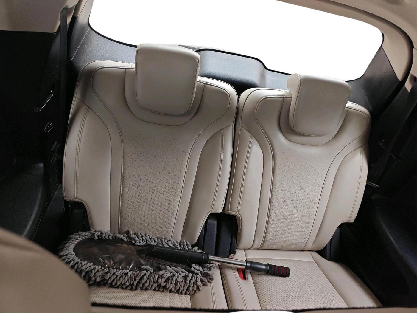 2022 Mahindra XUV700 AX 7 D AT 7 STR, Diesel, Automatic, 81,817 km, interior