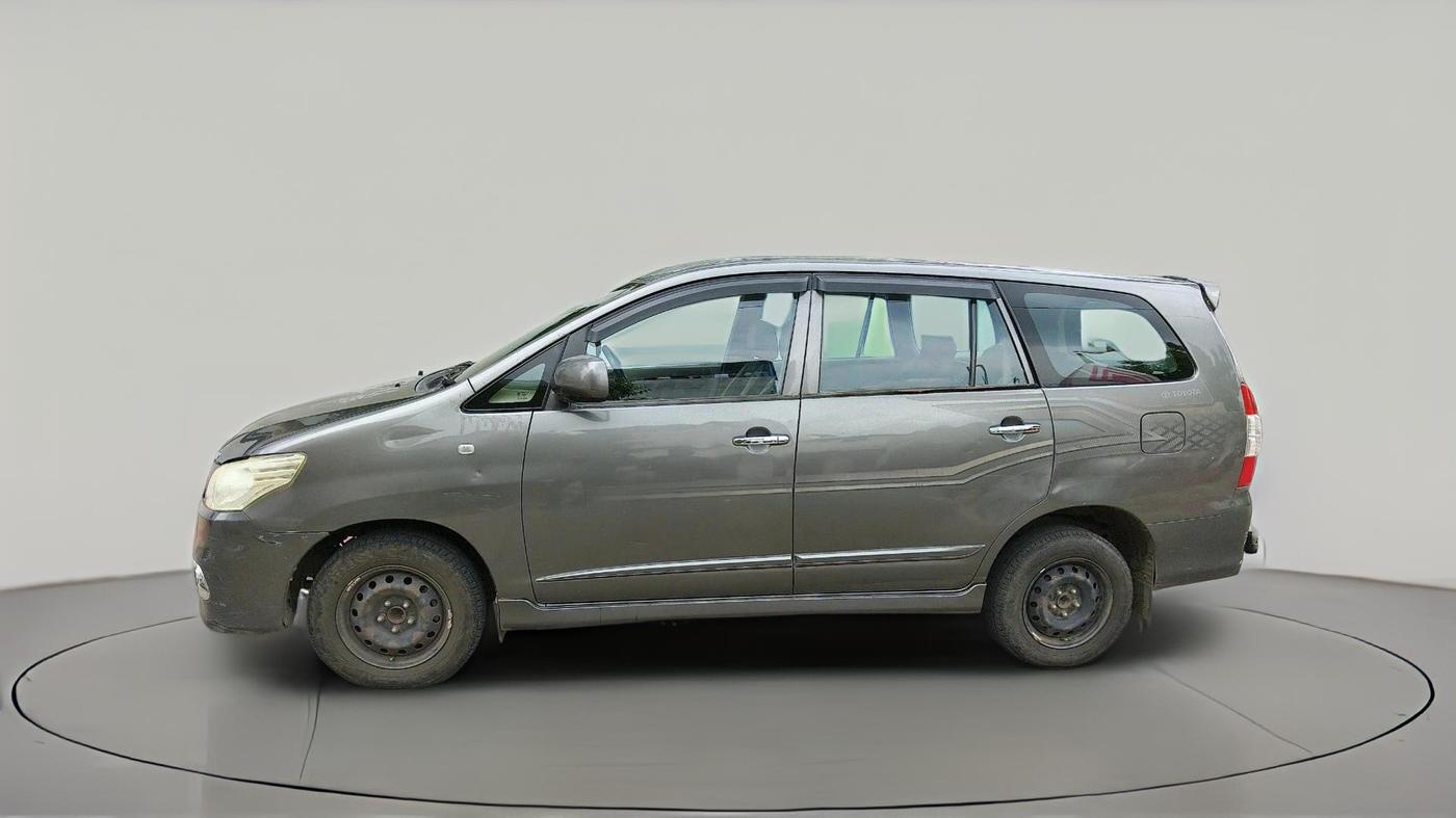 2014 Toyota Innova 2.5 GX 8 STR, Diesel, Manual, 2,55,202 km, exterior