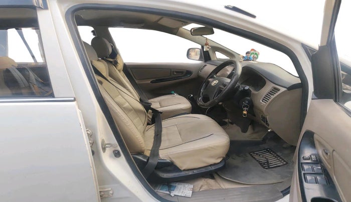 2015 Toyota Innova 2.5 G 8 STR, Diesel, Manual, 2,13,866 km, interior