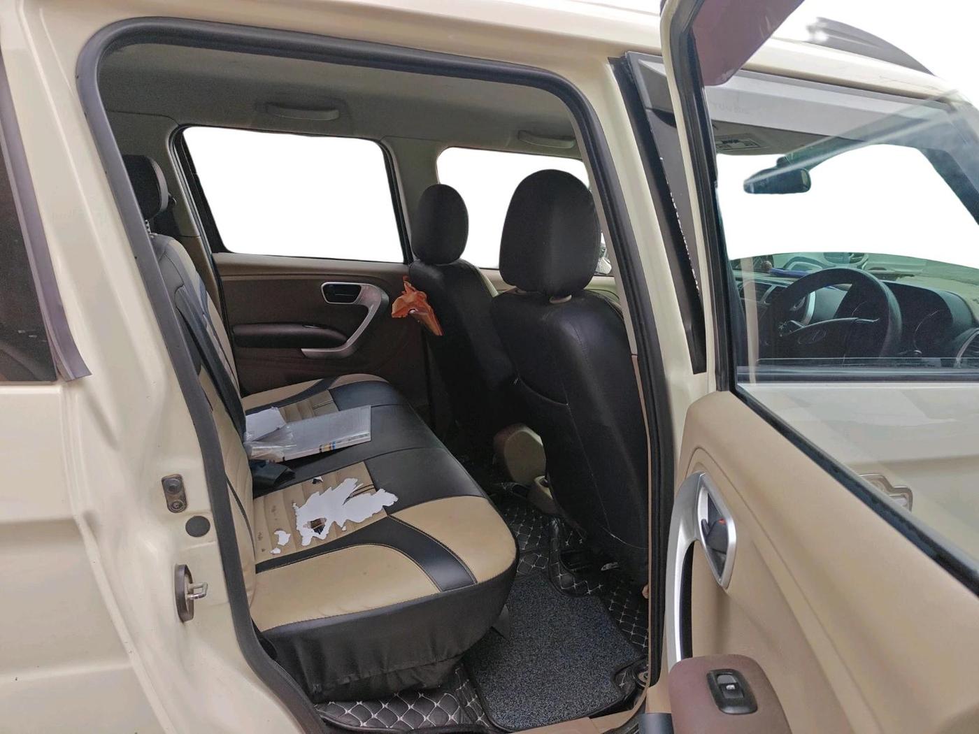 2017 Mahindra TUV300 T8 AMT, Diesel, Automatic, 1,59,748 km, interior