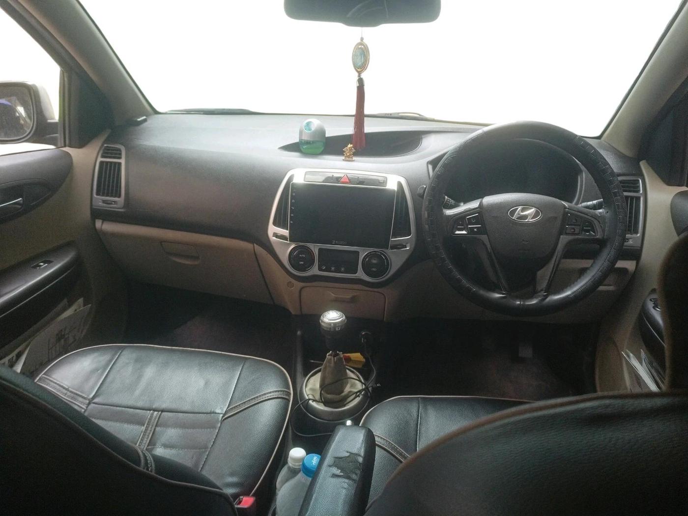 2012 Hyundai i20 ASTA 1.2, CNG, Manual, 1,84,381 km, interior