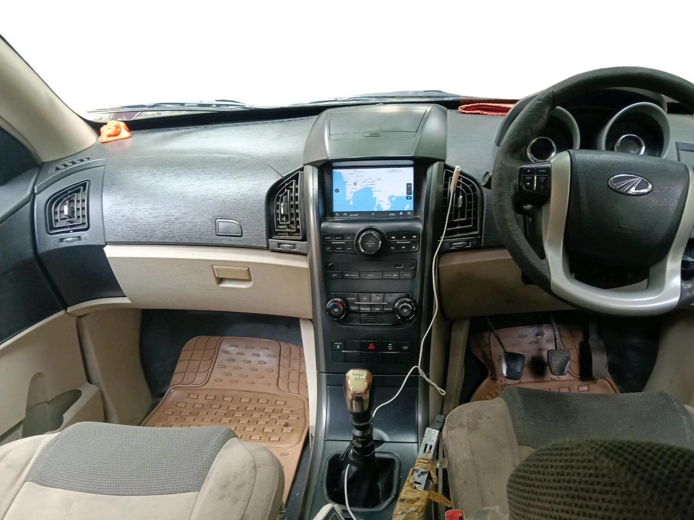 2017 Mahindra XUV500 W6, Diesel, Manual, 2,69,378 km, interior