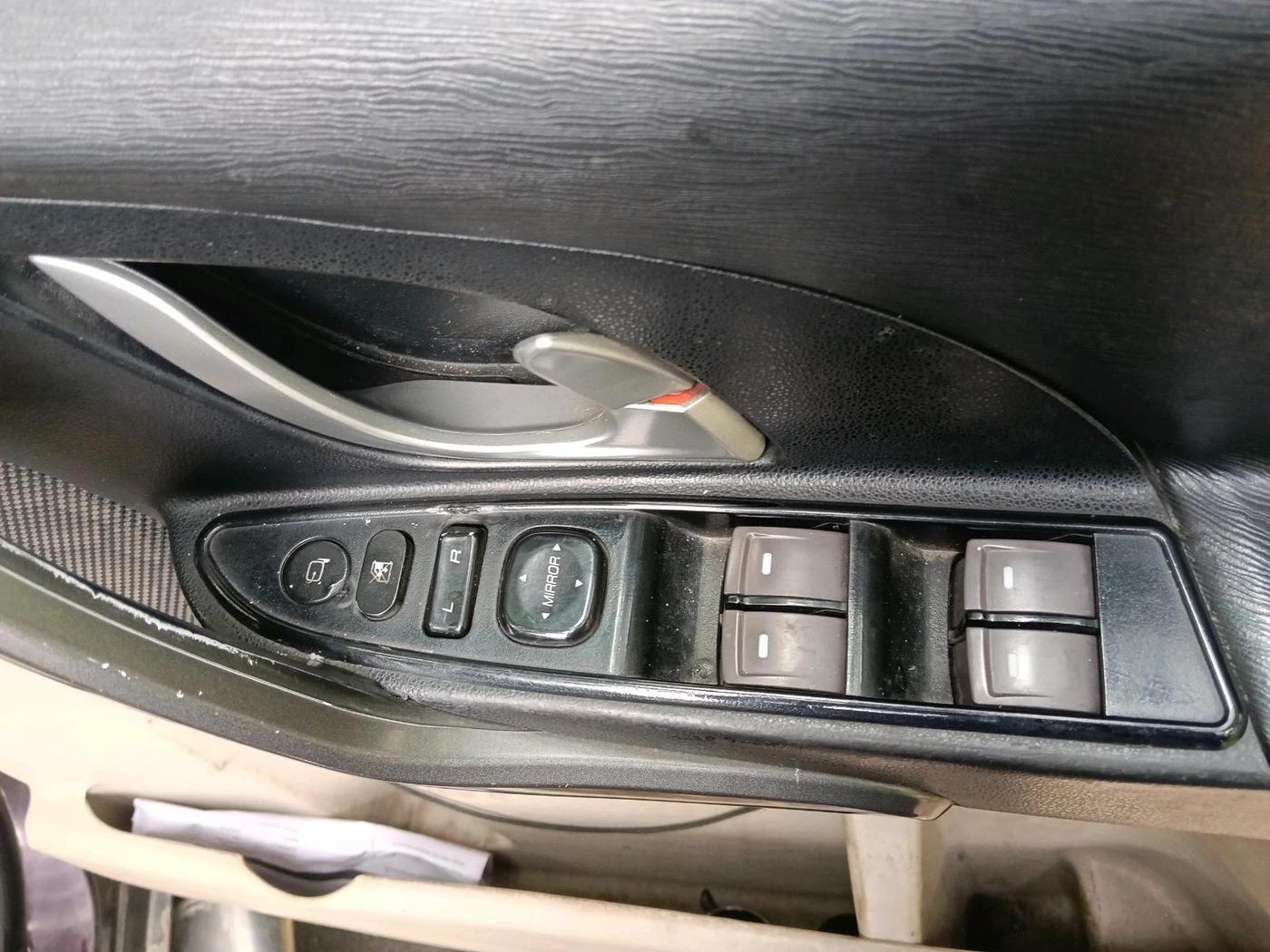 2017 Mahindra XUV500 W6, Diesel, Manual, 2,69,378 km, interior