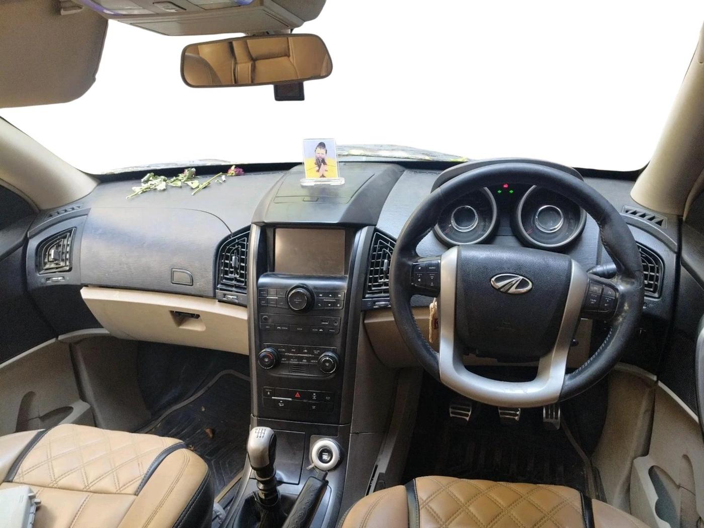 2015 Mahindra XUV500 W10, Diesel, Manual, 1,37,859 km, interior