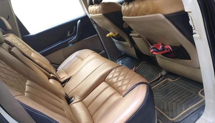 2015 Mahindra XUV500 W10, Diesel, Manual, 1,37,859 km, interior