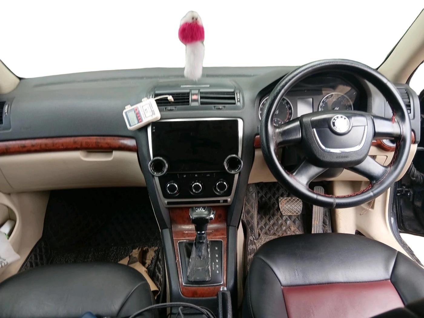 2011 Skoda Laura AMBIENTE 2.0 TDI CR AT, Diesel, Automatic, 61,206 km, interior