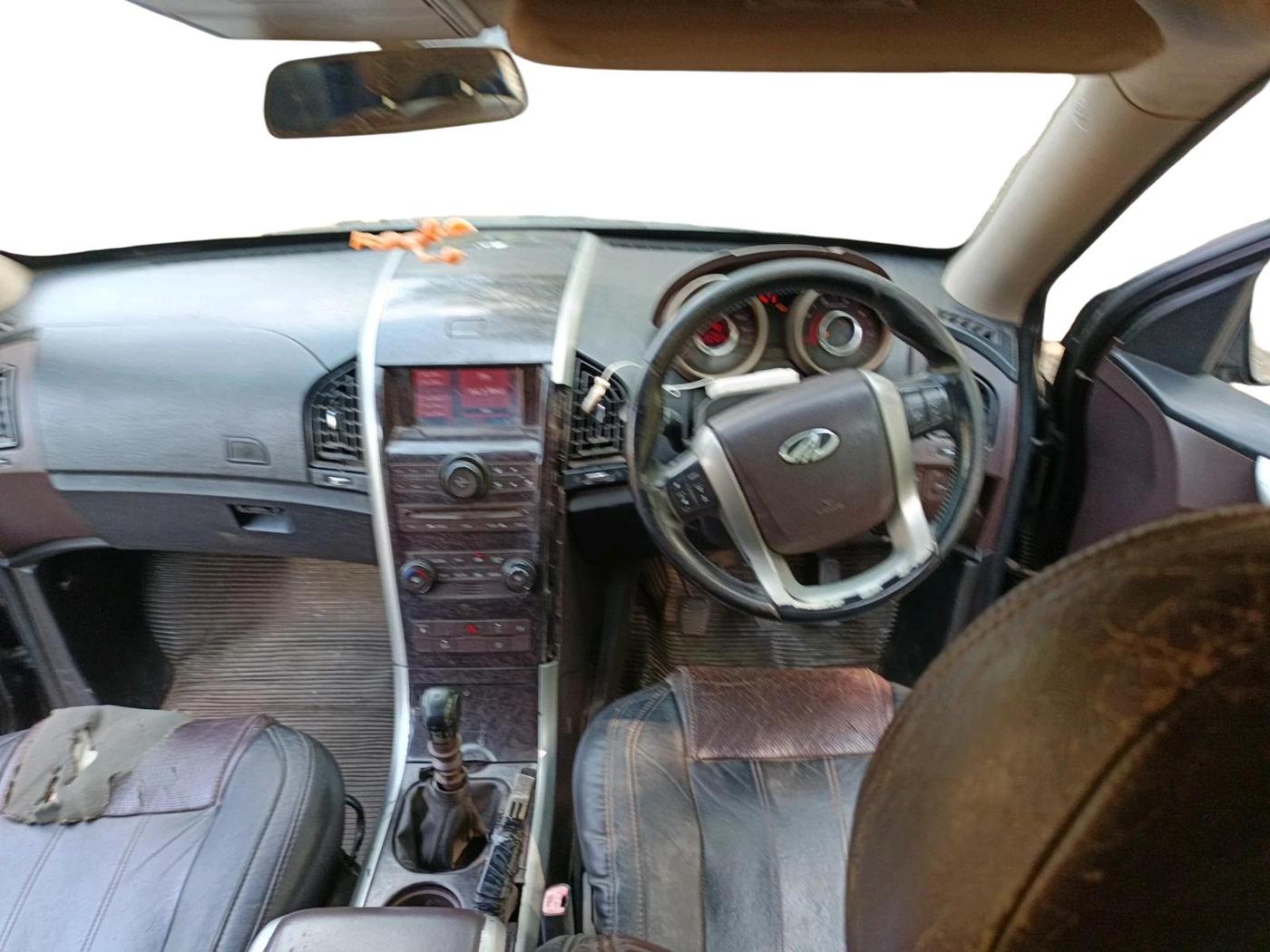 2013 Mahindra XUV500 W8, Diesel, Manual, 3,04,879 km, interior