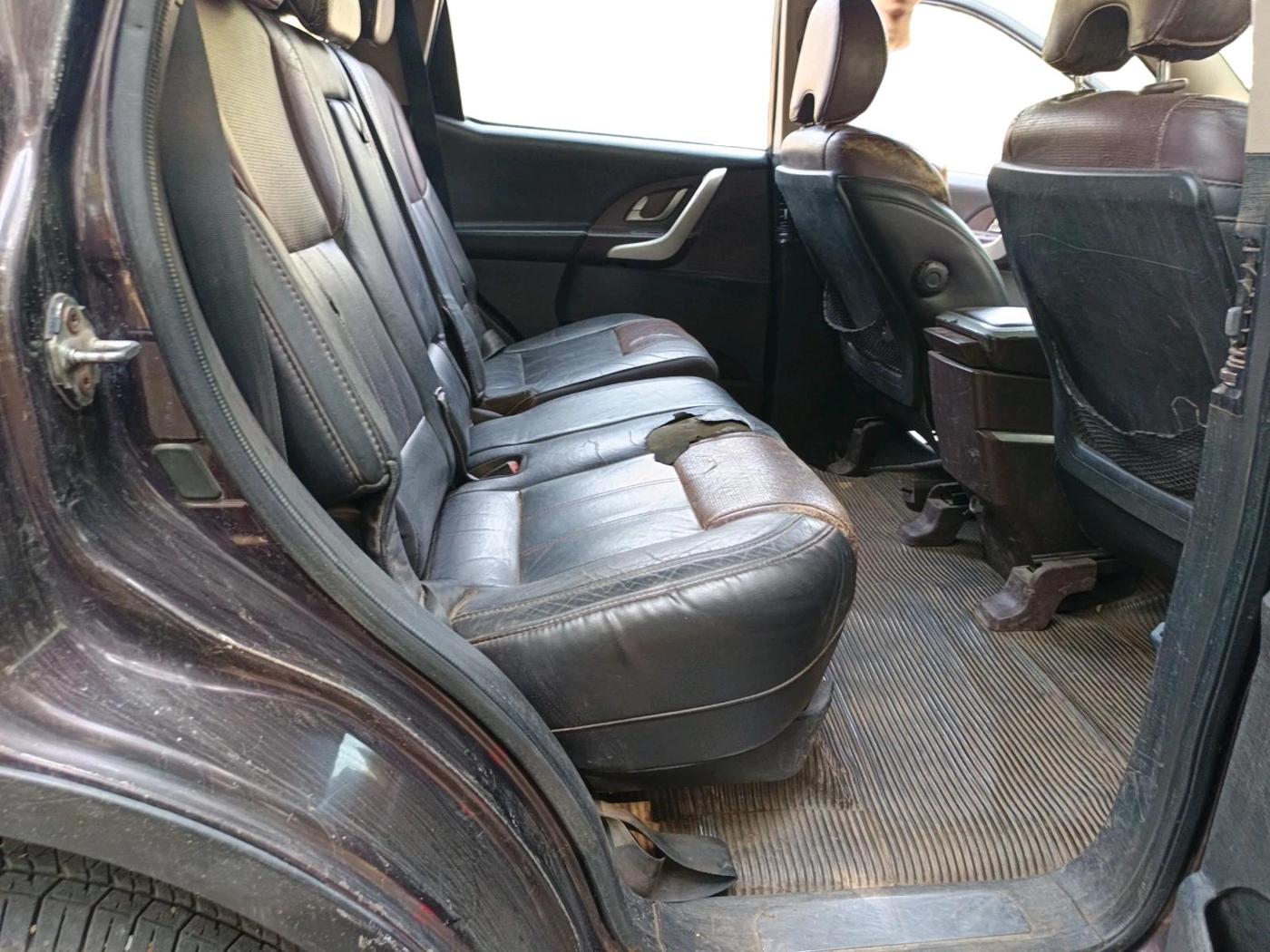 2013 Mahindra XUV500 W8, Diesel, Manual, 3,04,879 km, interior