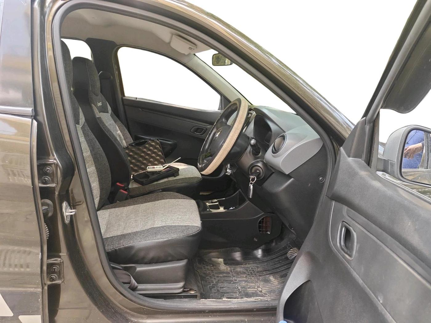 2017 Renault Kwid RXT 1.0 AMT (O), Petrol, Automatic, 90,829 km, interior