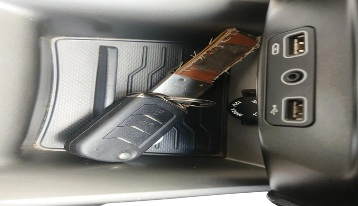 2023 Mahindra XUV300 W8 1.2 PETROL, Petrol, Manual, 44,441 km, interior