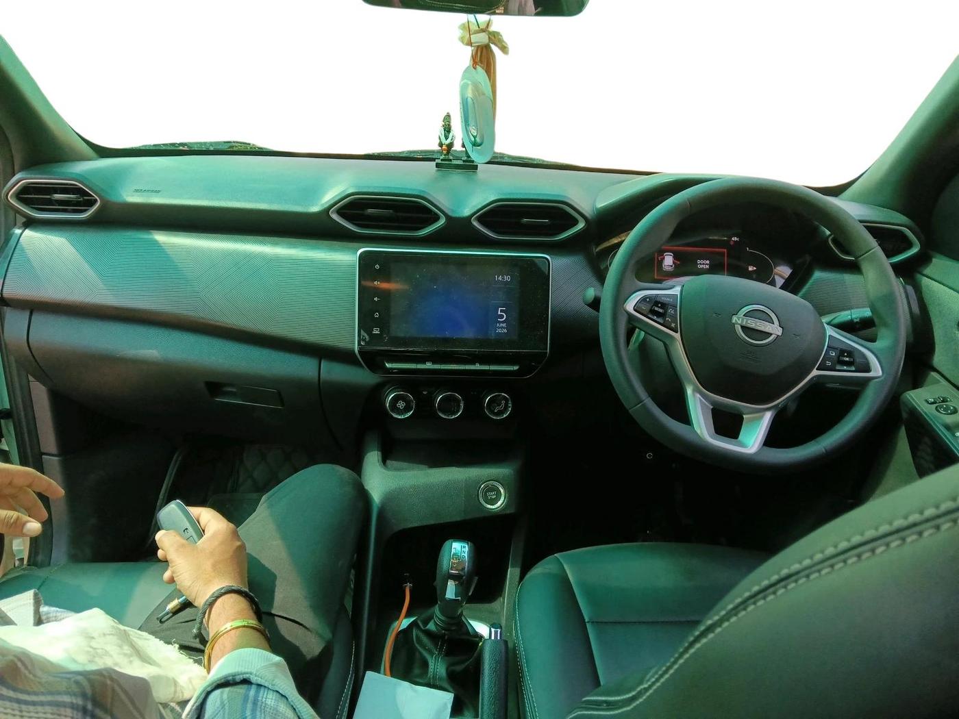 2025 Nissan MAGNITE N-Connecta B4D 1.0 Petrol AMT, Petrol, Automatic, 13,173 km, interior