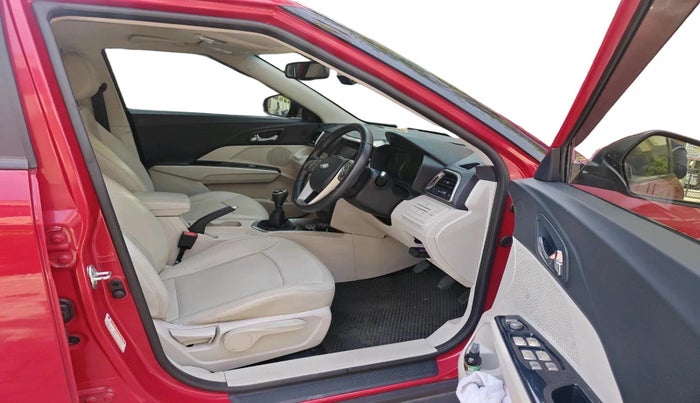 2019 Mahindra XUV300 W8 (O) 1.2 PETROL, Petrol, Manual, 38,965 km, interior