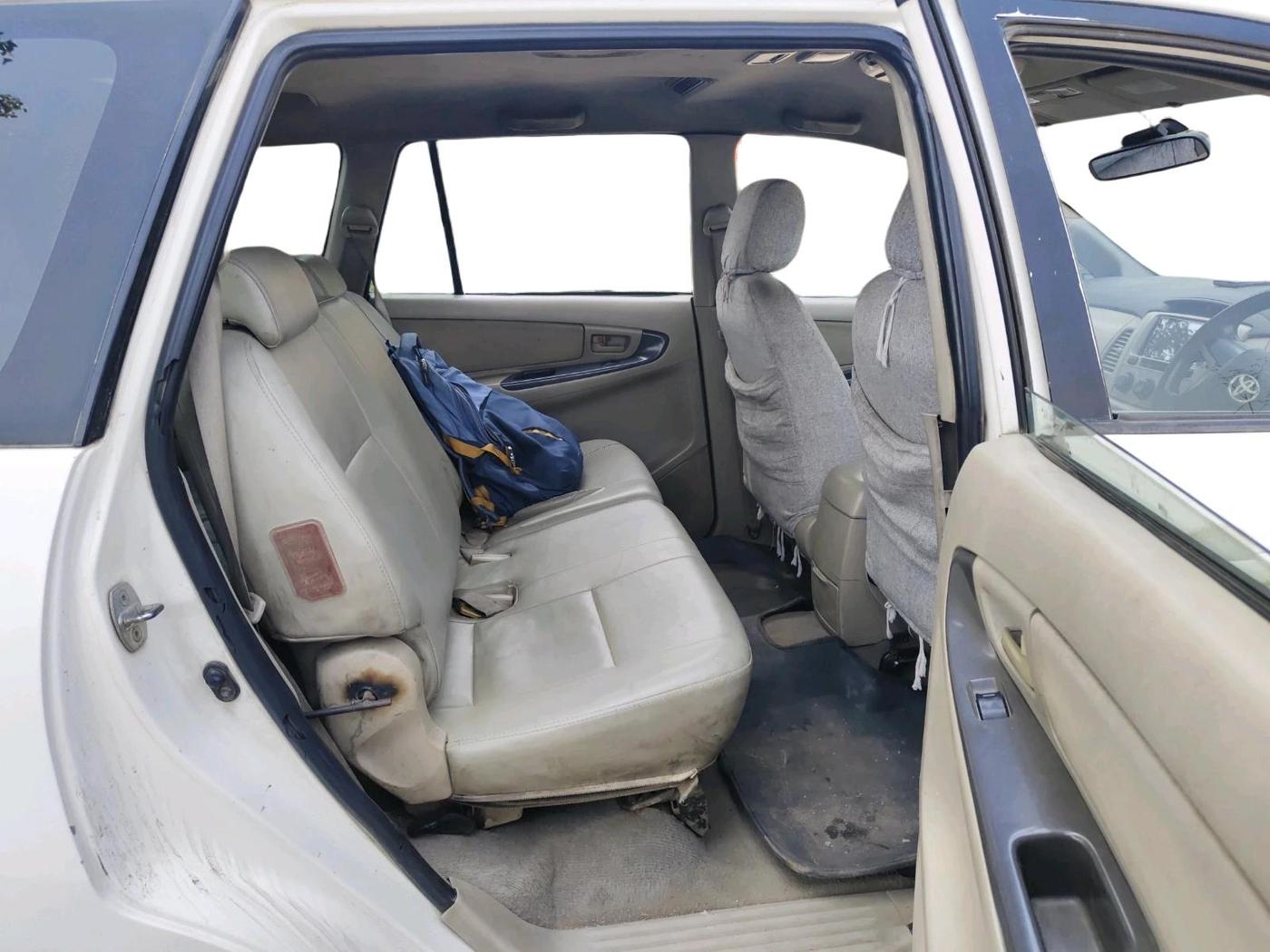 2012 Toyota Innova GX 2.5 7 STR, Diesel, Manual, 2,52,220 km, interior