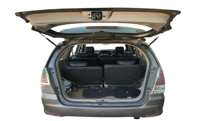 2011 Toyota Innova V 2.5 8 STR, Diesel, Manual, 83,669 km, exterior