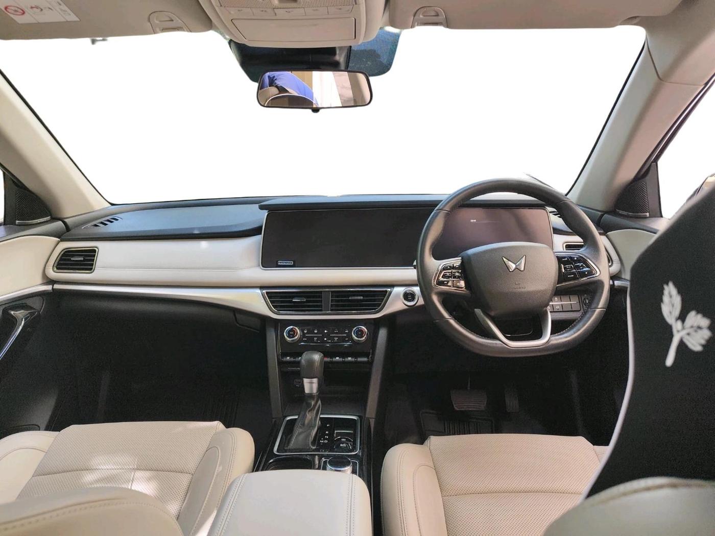 2024 Mahindra XUV700 AX 7 LUXURY P AT 7 STR, Petrol, Automatic, 44,409 km, interior