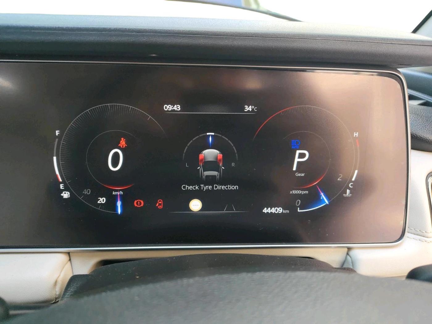 2024 Mahindra XUV700 AX 7 LUXURY P AT 7 STR, Petrol, Automatic, 44,409 km, interior