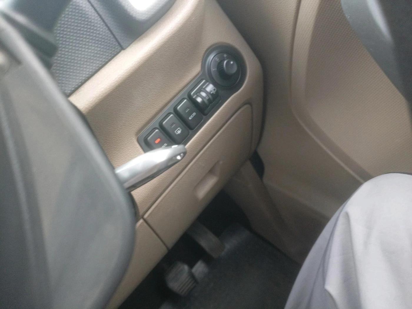 2018 Mahindra TUV300 T10, Diesel, Manual, 91,524 km, interior