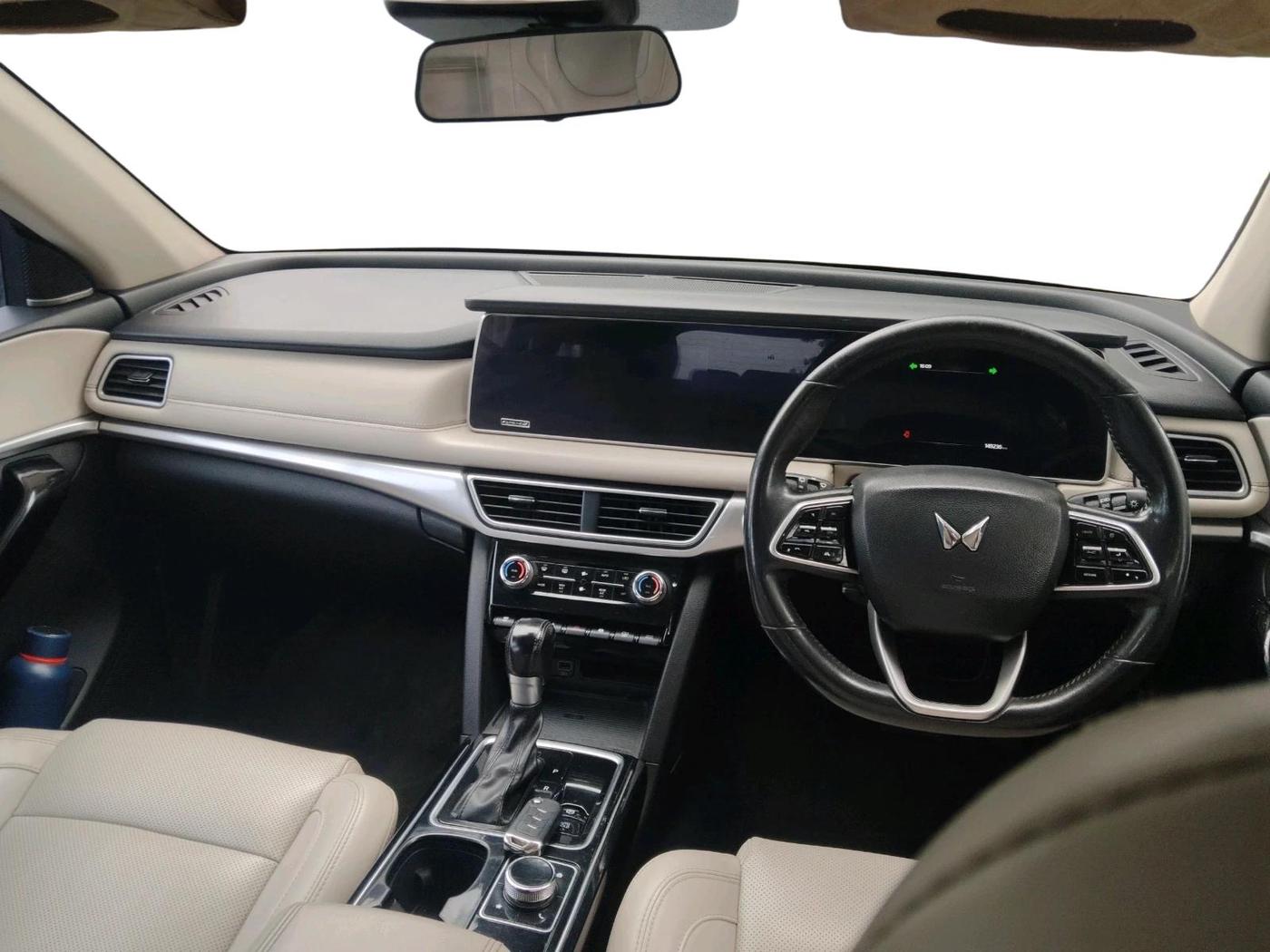 2022 Mahindra XUV700 AX 7 LUXURY D AT 7 STR, Diesel, Automatic, 1,49,236 km, interior