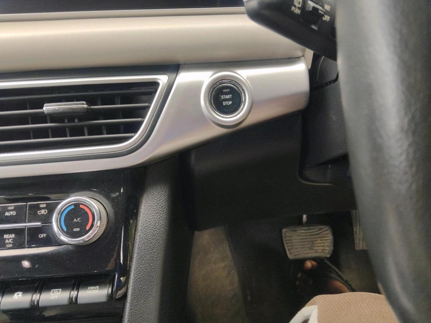 2022 Mahindra XUV700 AX 7 LUXURY D AT 7 STR, Diesel, Automatic, 1,49,236 km, interior