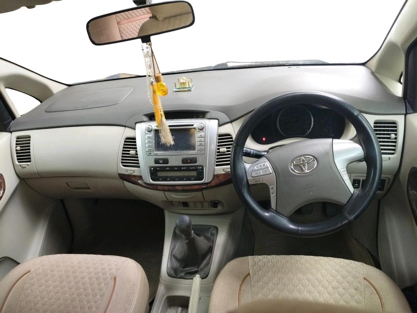 2013 Toyota Innova 2.5 VX 8 STR, Diesel, Manual, 1,91,179 km, interior