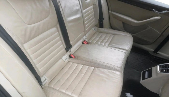 2016 Skoda Octavia STYLE PLUS AT 1.8 TSI, Petrol, Automatic, 1,22,843 km, interior