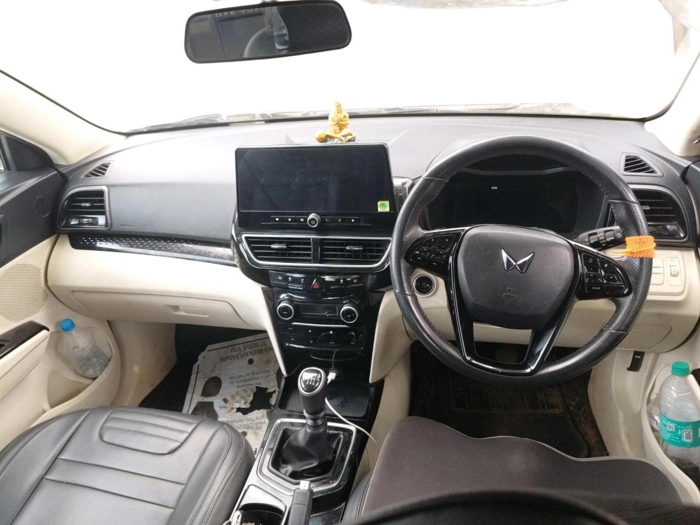 2024 Mahindra XUV 3XO AX5 1.5 Turbo Diesel, Diesel, Manual, 1,08,106 km, interior
