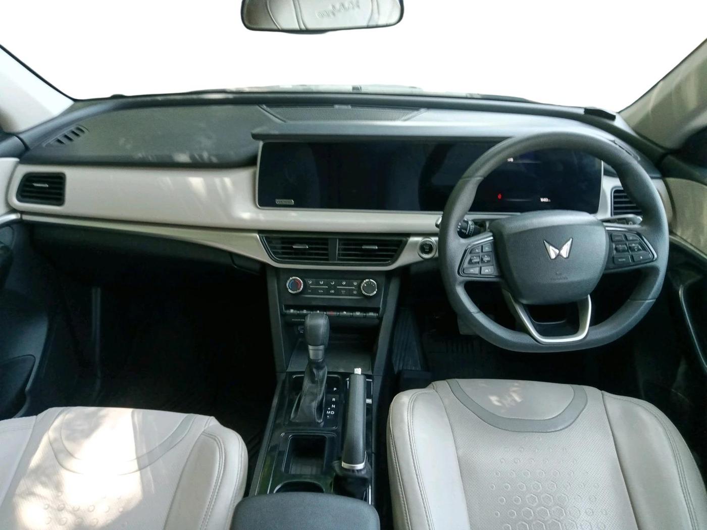 2024 Mahindra XUV700 AX 5 D AT 7 STR, Diesel, Automatic, 16,453 km, interior