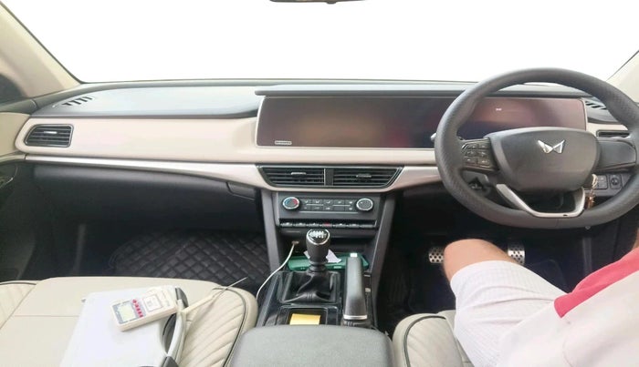 2022 Mahindra XUV700 AX 5 P MT 5 STR, Petrol, Manual, 32,126 km, interior