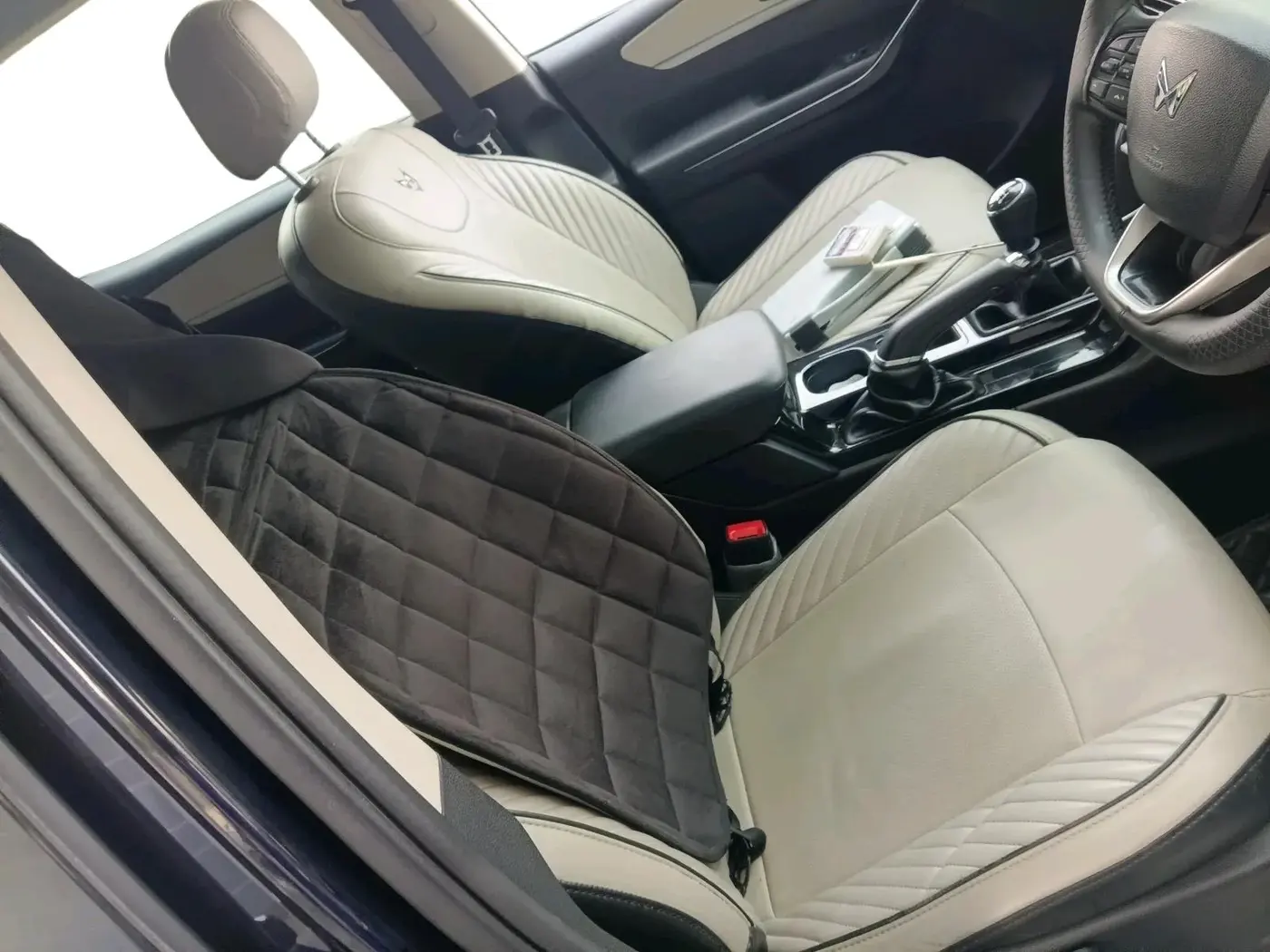 2022 Mahindra XUV700 AX 5 P MT 5 STR, Petrol, Manual, 32,126 km, interior