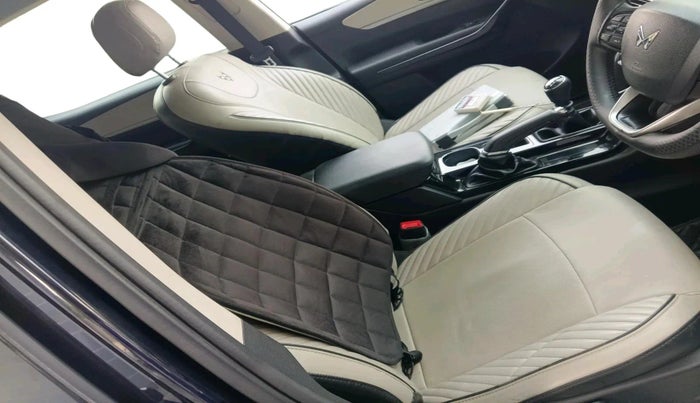 2022 Mahindra XUV700 AX 5 P MT 5 STR, Petrol, Manual, 32,126 km, interior