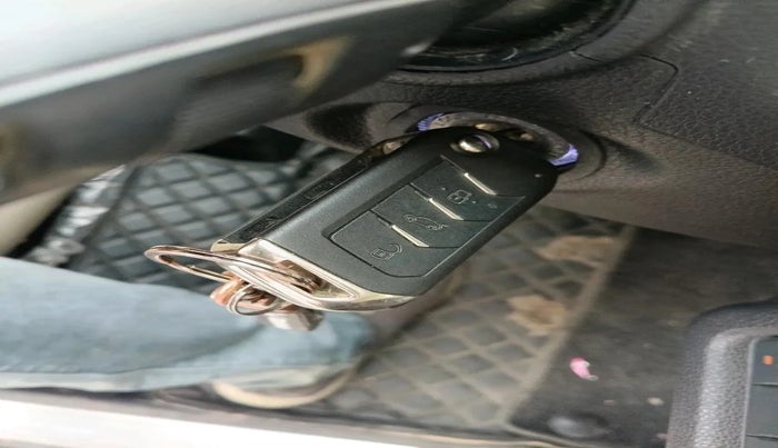 2022 Mahindra XUV700 AX 5 P MT 5 STR, Petrol, Manual, 32,126 km, interior