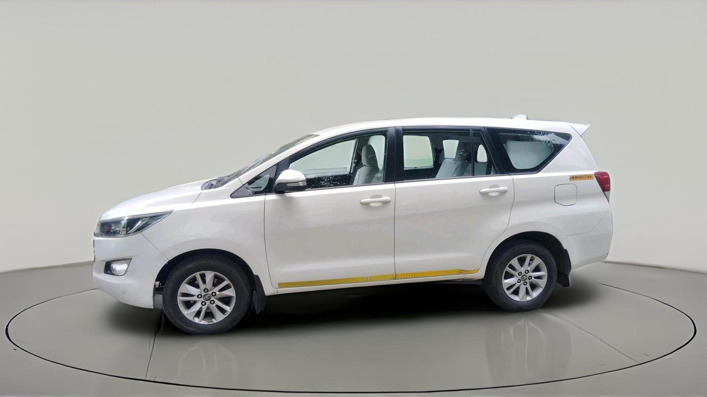 2017 Toyota Innova Crysta 2.4 G 7 STR, Diesel, Manual, 2,53,078 km, exterior