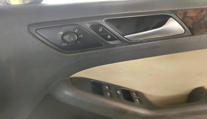 2011 Volkswagen Jetta HIGHLINE TDI AT, Diesel, Automatic, 1,36,910 km, interior