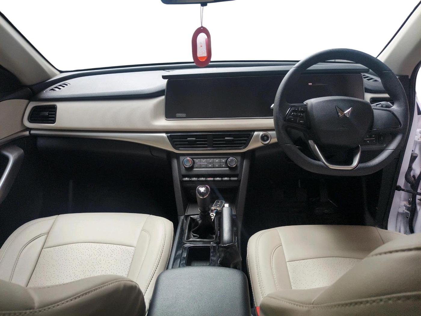 2025 Mahindra XUV700 AX5 Select Diesel MT 7 STR, Diesel, Manual, 5,090 km, interior