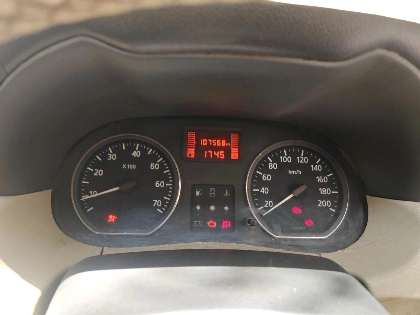 2014 Nissan Terrano XV D THP 110 PS, Diesel, Manual, 1,07,568 km, interior