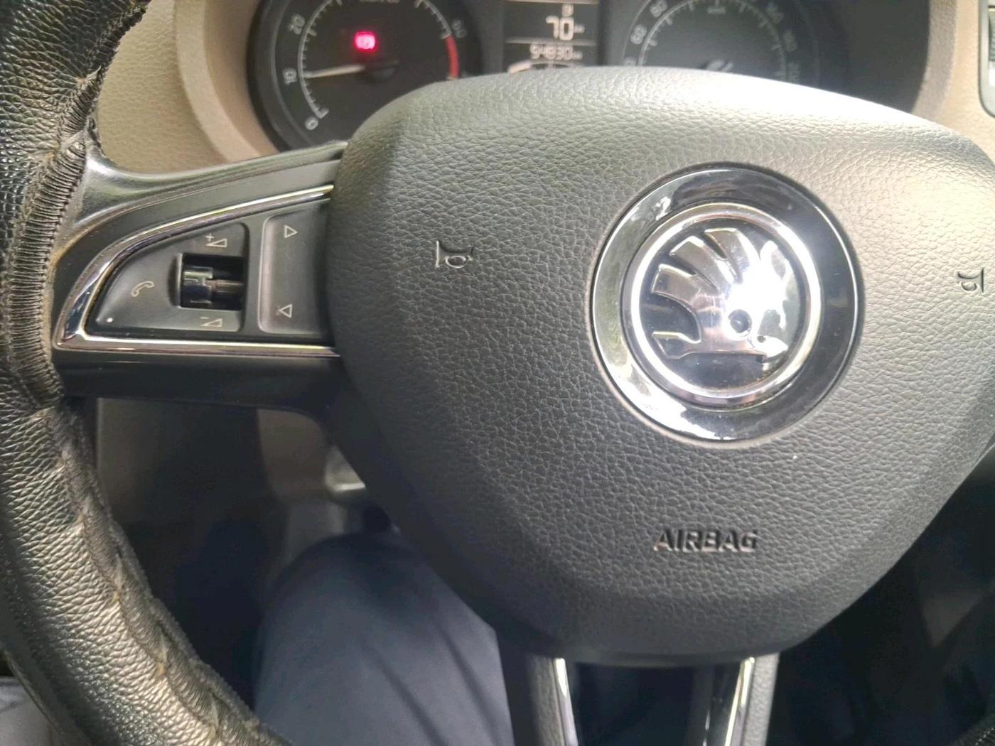 2015 Skoda Rapid AMBITION 1.6 MPI MT, Petrol, Manual, 54,830 km, interior
