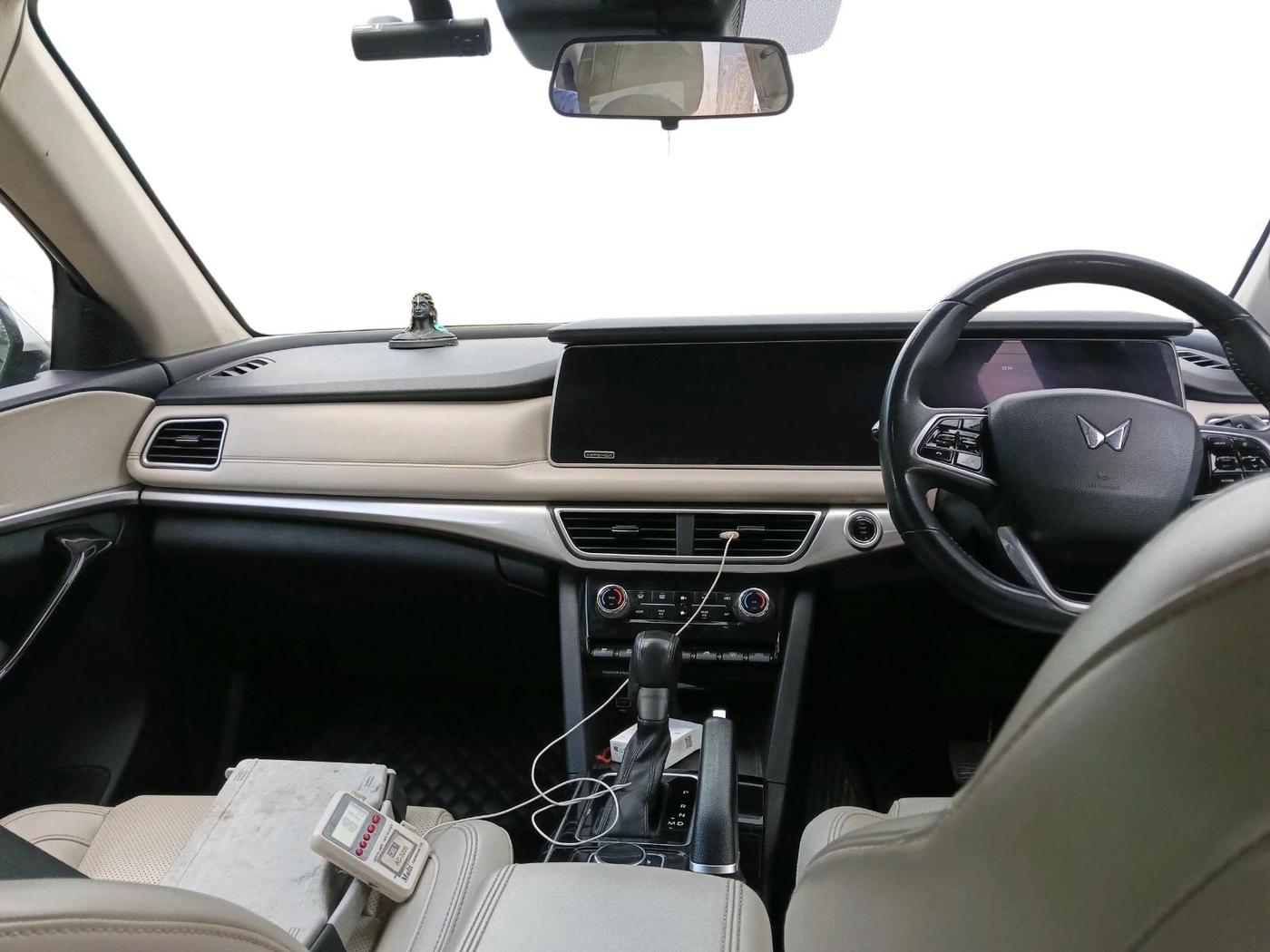 2022 Mahindra XUV700 AX 7 D AT 7 STR, Diesel, Automatic, 96,657 km, interior