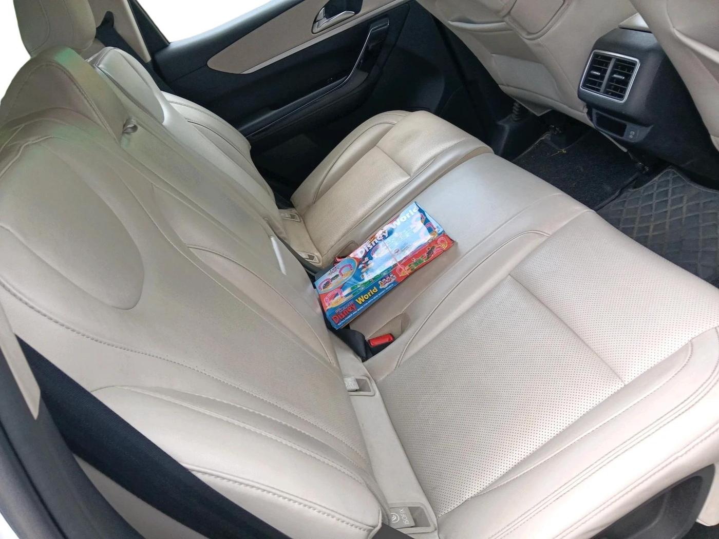 2022 Mahindra XUV700 AX 7 D AT 7 STR, Diesel, Automatic, 96,657 km, interior