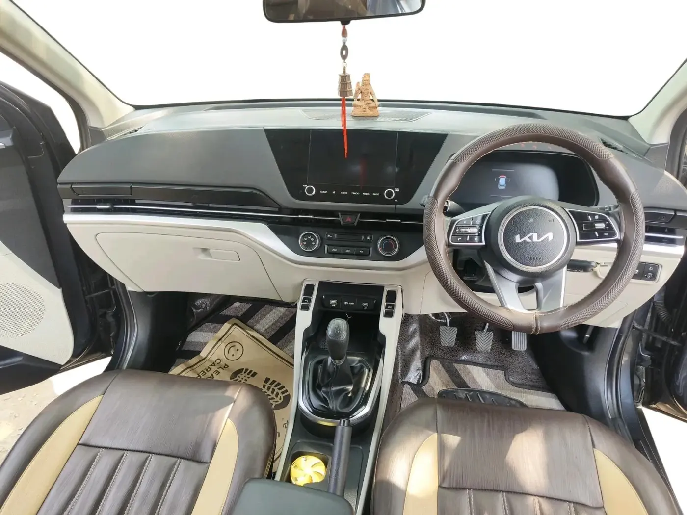 2022 KIA CARENS PRESTIGE 1.4 PETROL 7 STR, Petrol, Manual, 27,351 km, interior