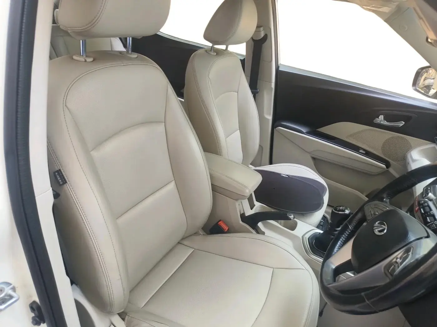 2019 Mahindra XUV300 W8 (O) 1.5 DIESEL, Diesel, Manual, 1,44,860 km, interior
